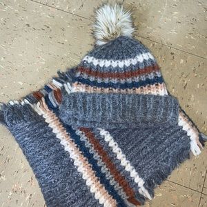 Lucky Brand matching hat and scarf set